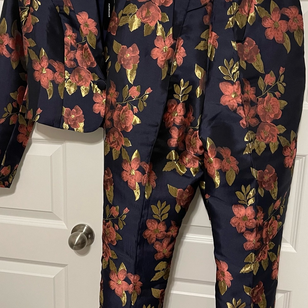 NWT Women’s Pantsuit, Jacket Size XS, Pants Size Small - Picture 2 of 4